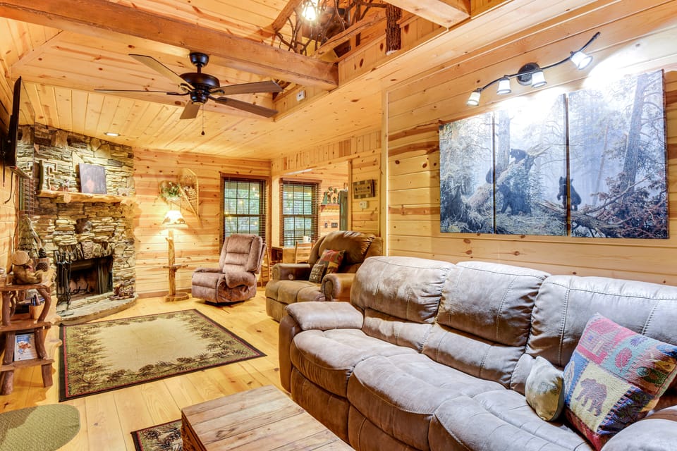 5 Mi to Unicoi State Park & Lake: Hot Tub Haven! House in White County