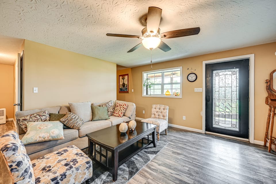 6 Mi to Lake Liberty: Pet-Friendly Home w/ Yard House in Kentucky