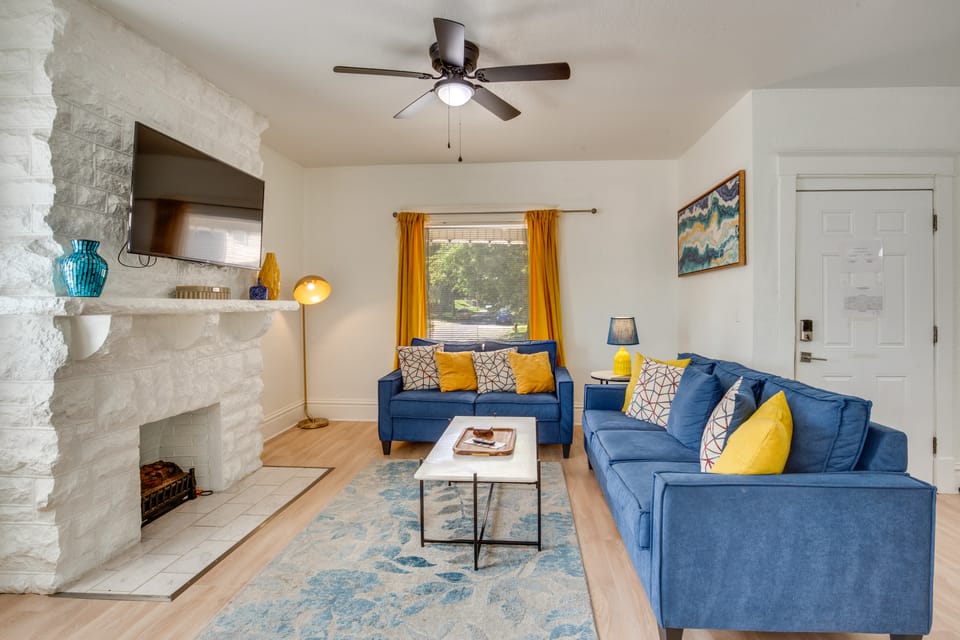 Modern 2BR Kansas City Condo Near Downtown Apartment in Kansas City