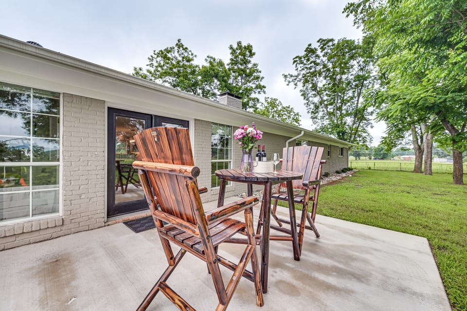 Patio, Yard, Views: Modern Home in Longview House in Texas