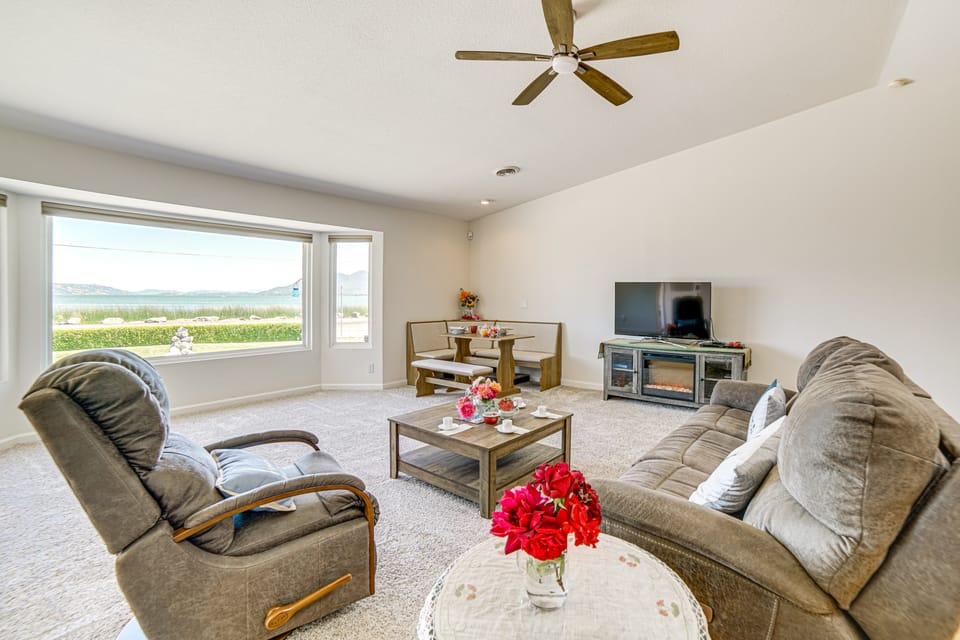 Steps to Clear Lake: Hot Tub Haven in NorCal! House in Lakeport