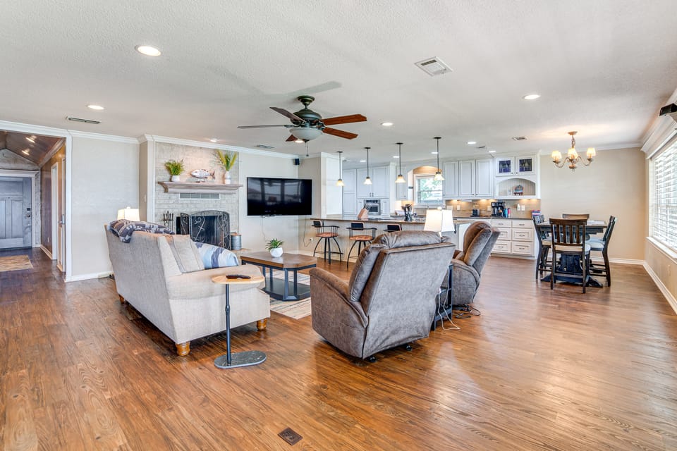 Waterfront Retreat w/ Dock on Cedar Creek Lake! House in Cedar Creek Reservoir