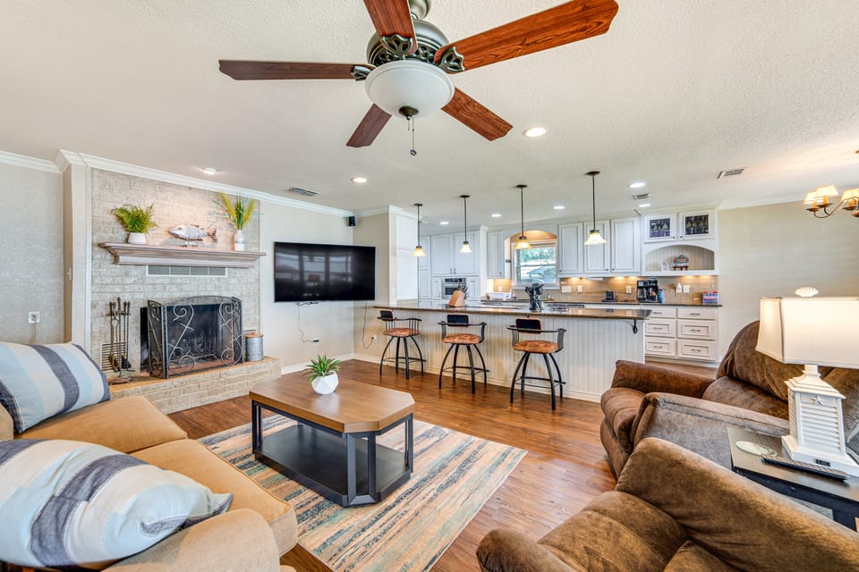 Waterfront Retreat w/ Dock on Cedar Creek Lake! House in Cedar Creek Reservoir