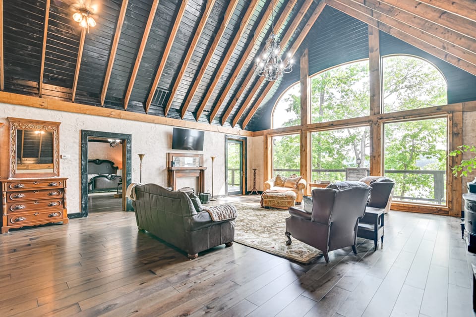 Upscale Getaway on Smith Lake w/ Boat Dock House in Lewis Smith Lake