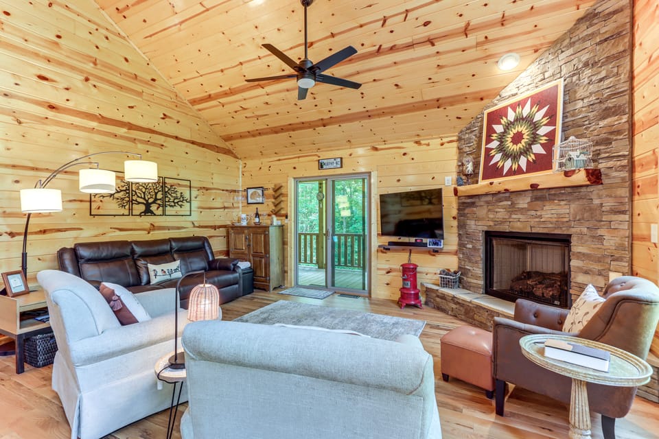 10 Mi to Main St Murphy: Cabin w/ Covered Deck! House in Tennessee