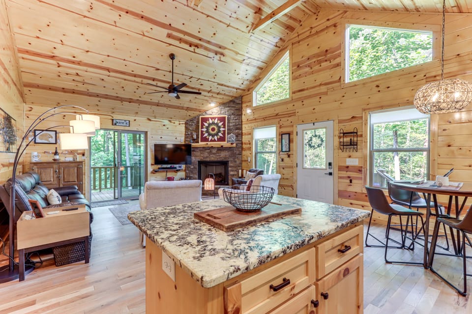 10 Mi to Main St Murphy: Cabin w/ Covered Deck! House in Tennessee