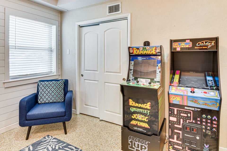Apt 3 Mi to Beach & Daytona Boardwalk Amusements! Apartment in Holly Hill