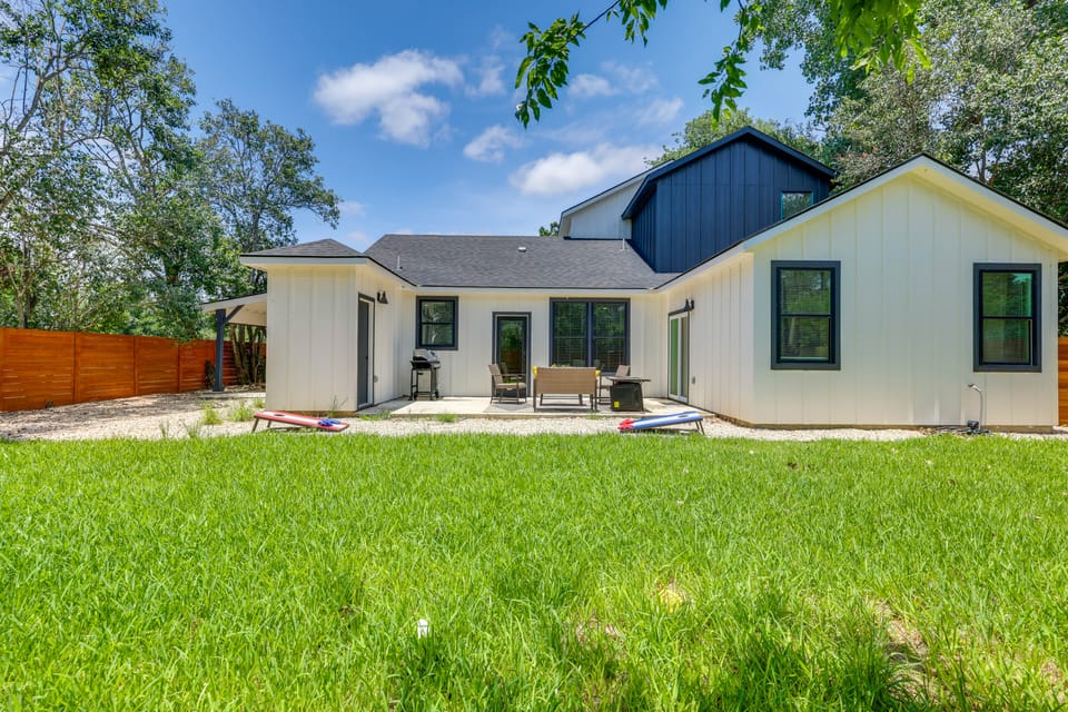 Family Home Near Schlitterbahn: Updated, Big Yard! House in New Braunfels