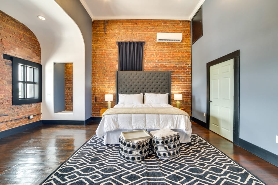 Historic Downtown Location: Marshall Studio Escape Apartment in Marshall
