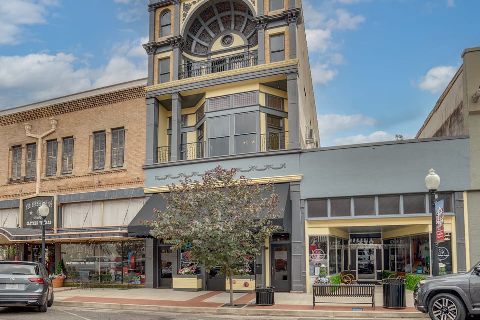 Historic Downtown Location: Marshall Studio Escape Apartment in Marshall
