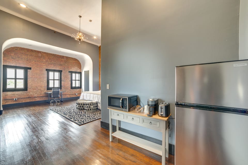 Historic Downtown Location: Marshall Studio Escape Apartment in Marshall
