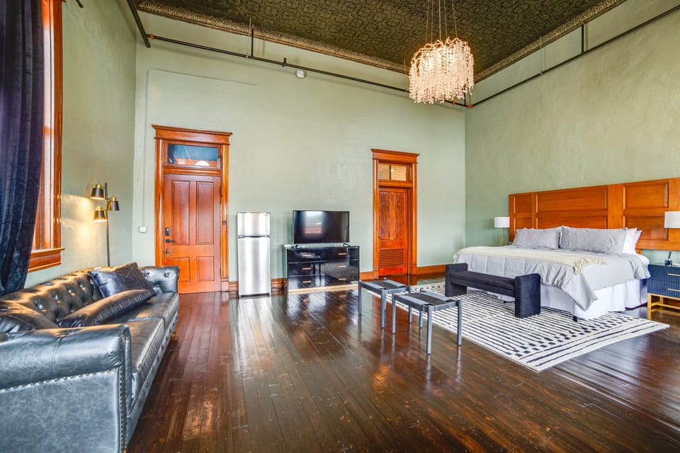 Stylish Private Balcony: Downtown Marshall Studio! Apartment in Marshall