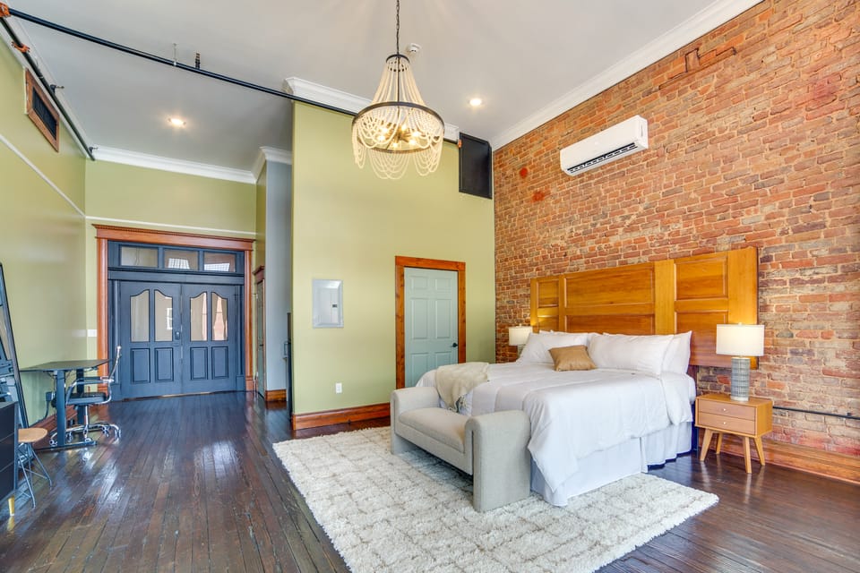 Studio w/ Private Balcony in Downtown Marshall! Apartment in Marshall