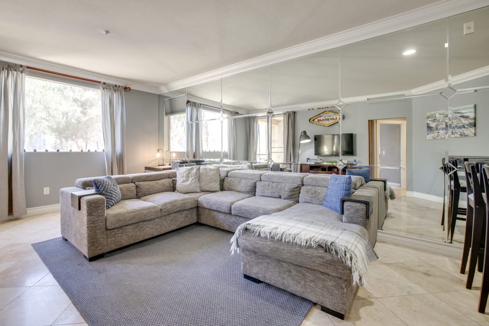 Walk to Las Vegas Strip: Modern Condo w/ Patio! Apartment in Las Vegas Strip