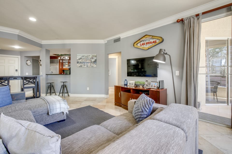 Walk to Las Vegas Strip: Modern Condo w/ Patio! Apartment in Las Vegas Strip