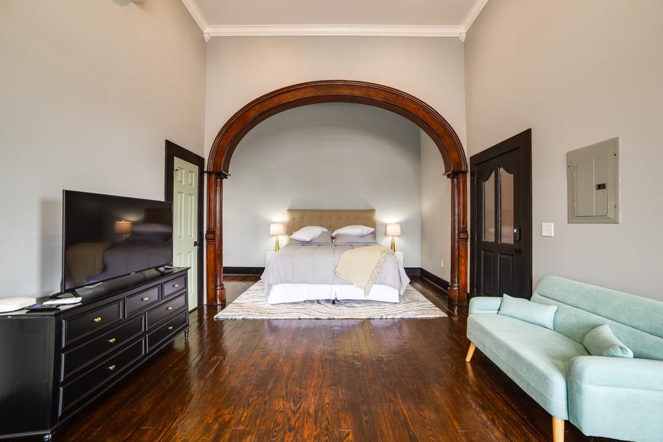 Explore Downtown Marshall: Historic Studio Getaway Apartment in Marshall