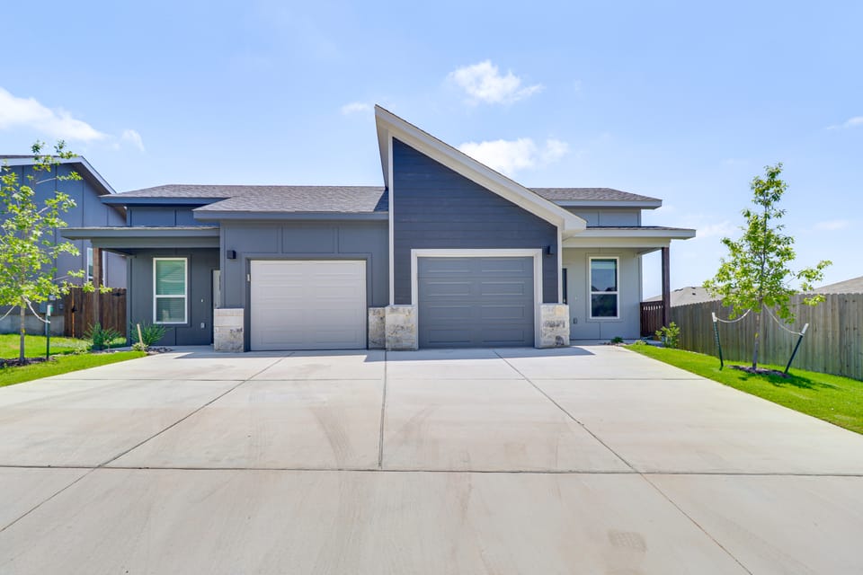 2 Mi to Dtwn Dining! Pet-Friendly Temple Townhome Apartment in Temple