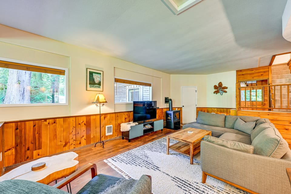 5 Mi to Mt Rainier Nat’l Park: Cozy Cabin w/ Deck! House in Washington
