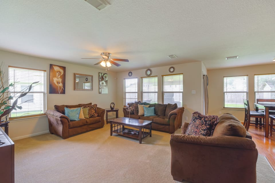 7 Mi to Downtown Baytown: Spacious Home w/ Yard House in Baytown