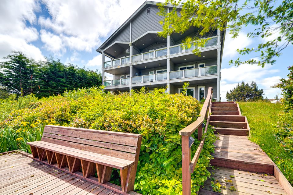 Morning Hikes & Beach Nights: Canalfront Condo! Apartment in Ocean Shores