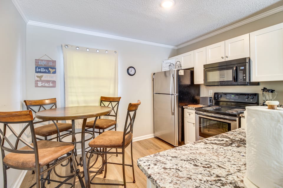 Walk to Ocean: North Topsail Beach Gem w/ Balcony! Apartment in North Topsail Beach