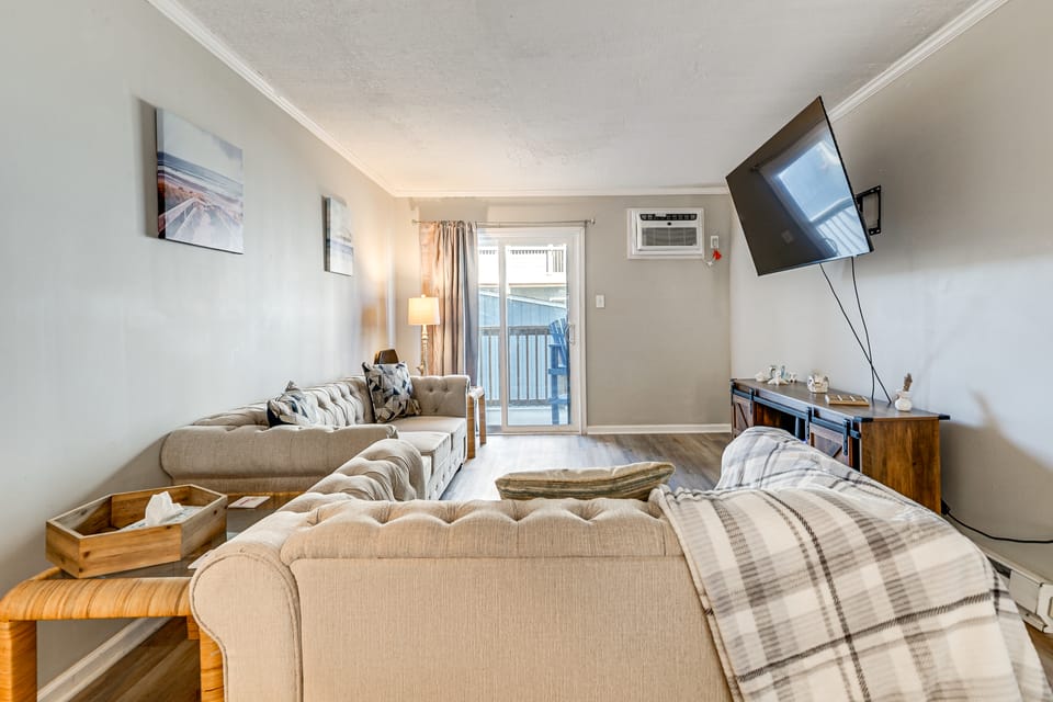 Walk to Ocean: North Topsail Beach Gem w/ Balcony! Apartment in North Topsail Beach