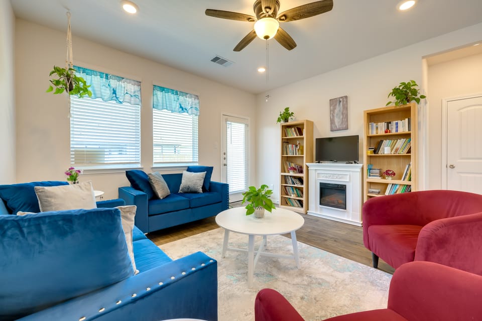 Remote Working Hub w/ Yard in South Austin Suburbs House in Kyle