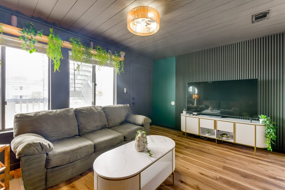 Chic & Elevated Decor: Beachfront PCB Gem w/ Patio Apartment in Lower Grand Lagoon