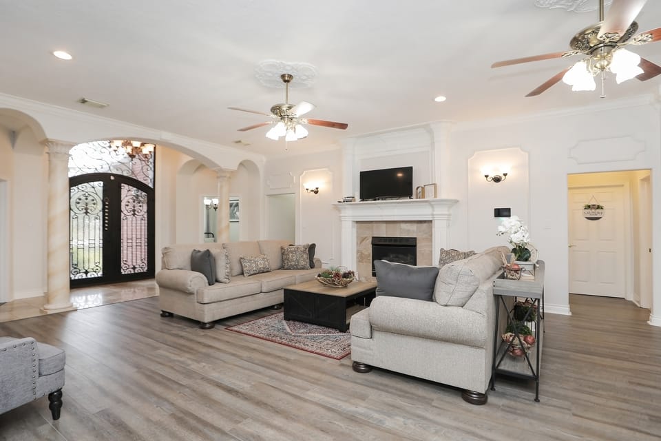 Soccer Fan Ready 8BR Home - IAH/Stadium: Sleeps 17 House in Houston