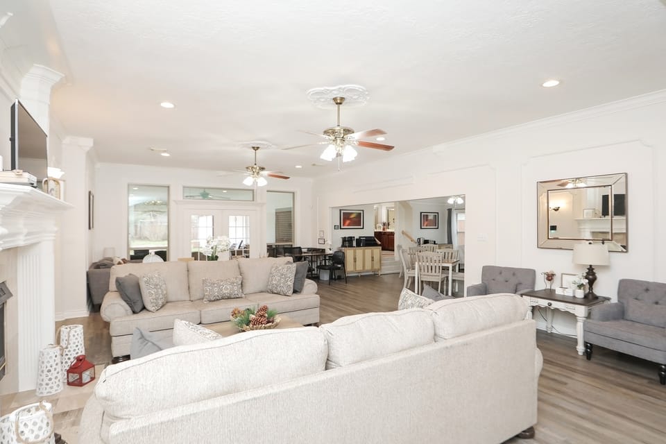 Soccer Fan Ready 8BR Home - IAH/Stadium: Sleeps 17 House in Houston