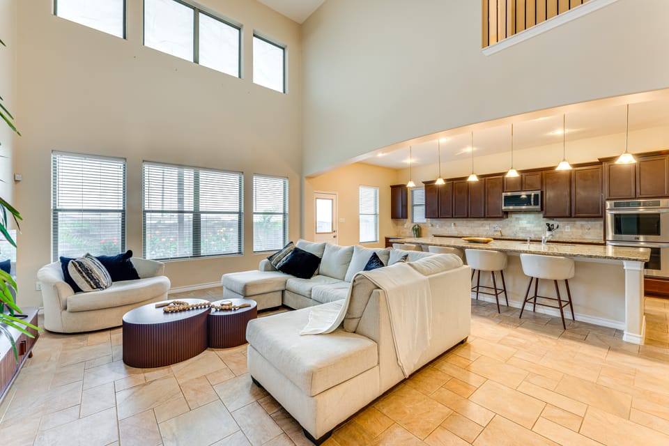 7 Mi to Lake Casa Blanca: Laredo Family Home! House in Laredo