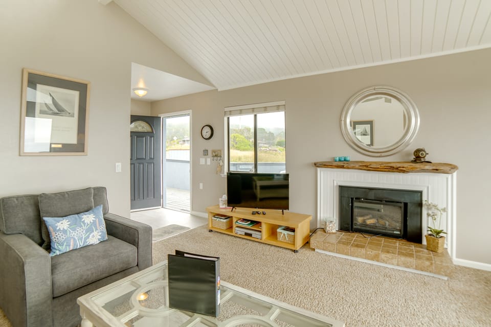 Beach Access & Hot Tub: Coastal Gem in Manchester House in Mendocino County