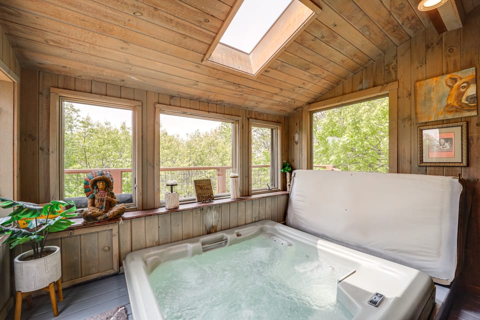Close to Trails! Seven Devils Retreat w/ Hot Tub House in Seven Devils