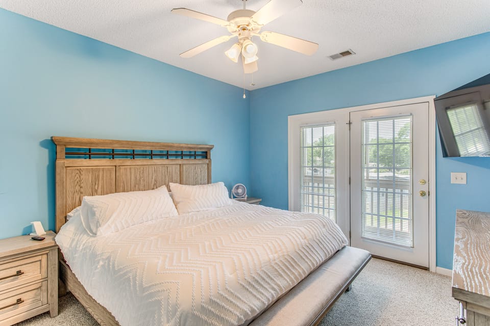 1 Mi to Beach, Near Golf! North Myrtle Beach Condo Apartment in North Myrtle Beach