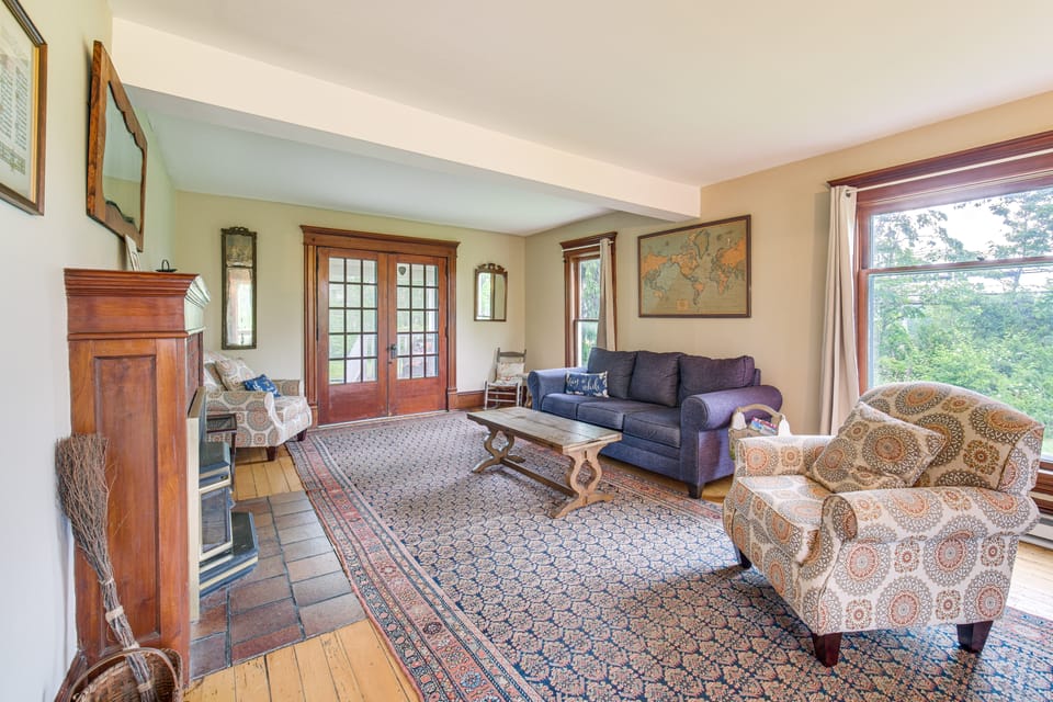 2 Mi to Chardon Square: Family Farmhouse Escape House in Lake Erie