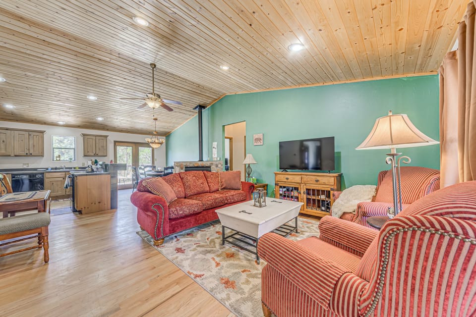 < 2 Mi to Midtown Ruidoso: Forest-View Sanctuary! House in Ruidoso