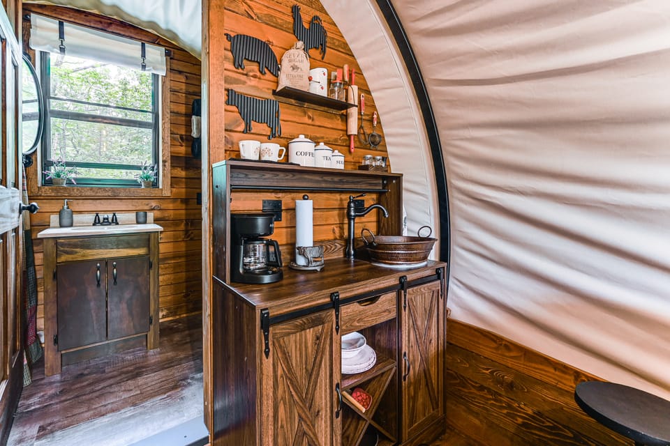 Covered Wagon Vacation Rental in Broken Bow! Apartment in Oklahoma