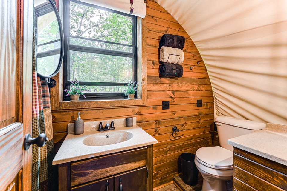 Covered Wagon Vacation Rental in Broken Bow! Apartment in Oklahoma