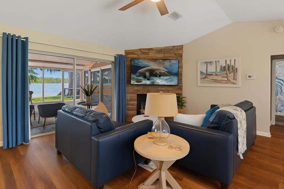 Welcoming ‘Little Blue Lakehouse’ in Crystal River House in Florida
