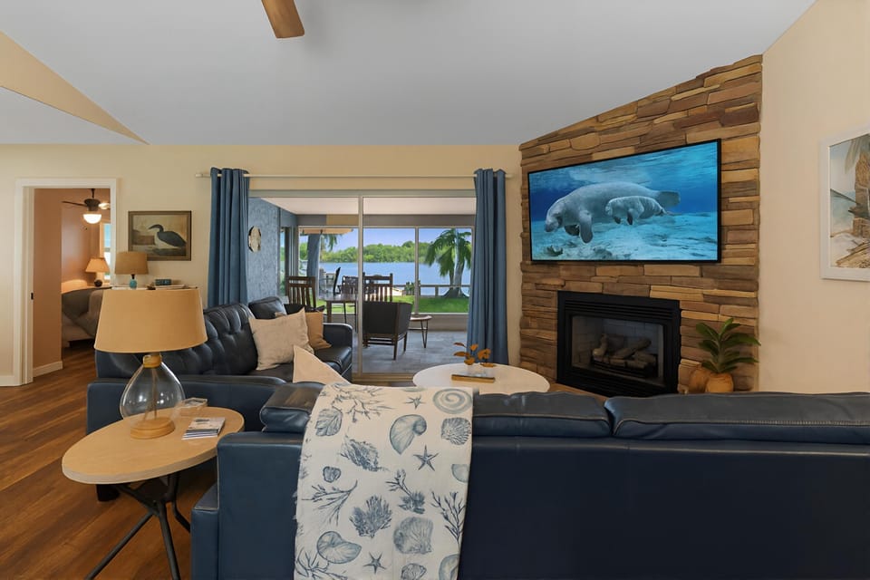 Welcoming ‘Little Blue Lakehouse’ in Crystal River House in Florida