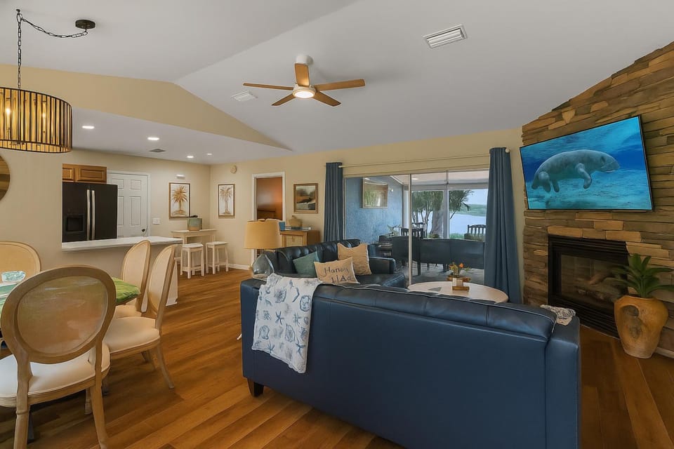 Welcoming ‘Little Blue Lakehouse’ in Crystal River House in Florida