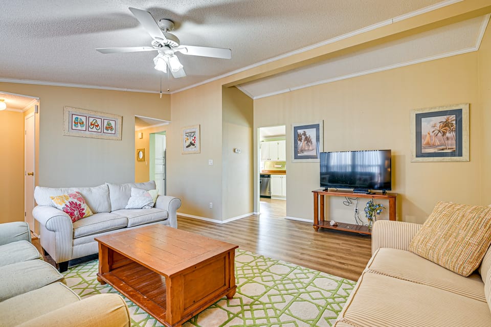 Walk to Surfside Beach: Home w/ Pool Access House in Garden City