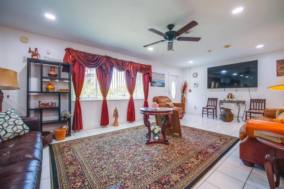 < 3 Mi to Hard Rock Stadium: Miami Home w/ Sunroom House in Miami Gardens
