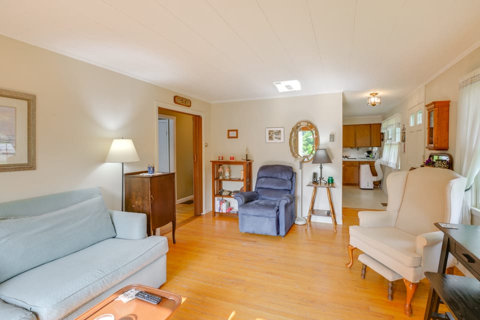 1 Mi to Main St: Charming Elsworth Home w/ Yard! House in Surry