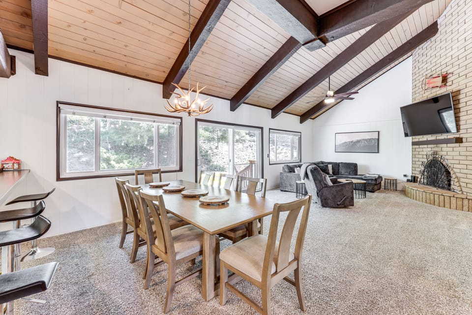 Private Hot Tub at Dog-Friendly Lake Arrowhead Gem House in Lake Arrowhead