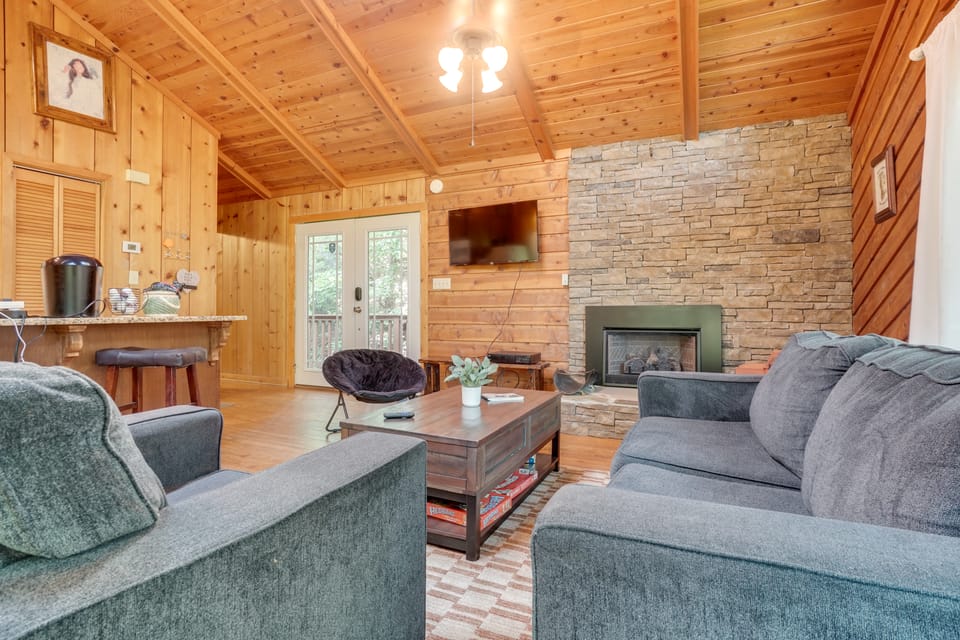 Private Hot Tub & Game Room: Cleveland Getaway House in White County