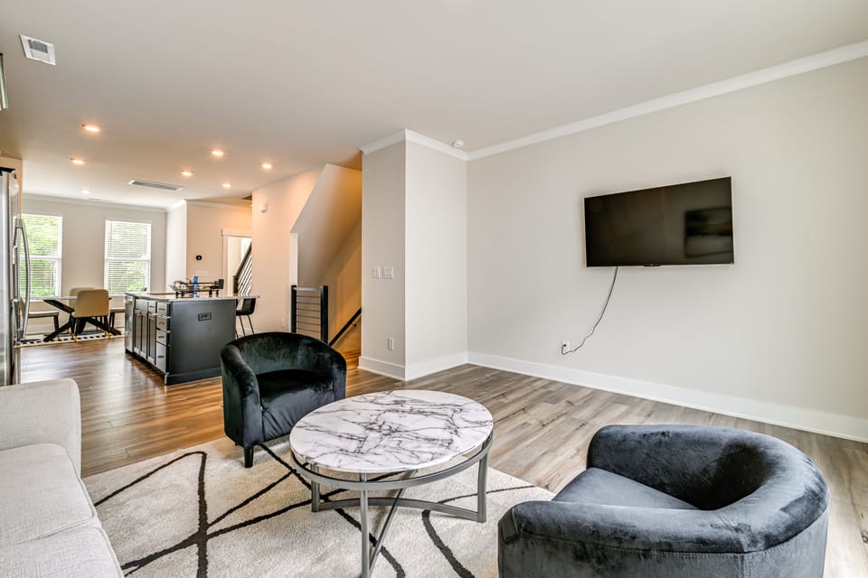 2 Mi to Dtwn Charlotte: Unit w/ Rooftop Deck! Apartment in Charlotte