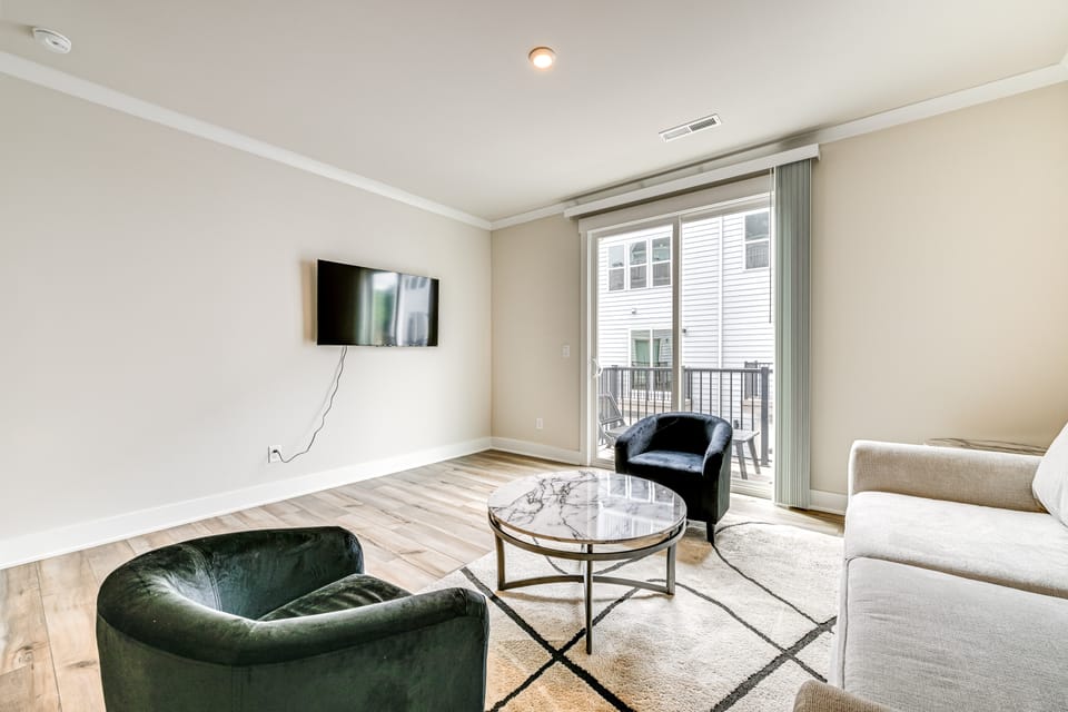 2 Mi to Dtwn Charlotte: Unit w/ Rooftop Deck! Apartment in Charlotte