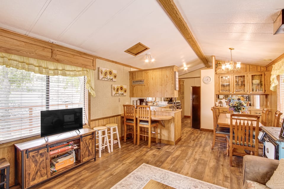 Creekside Cabin w/ Deck & Views in Panguitch! House in Utah