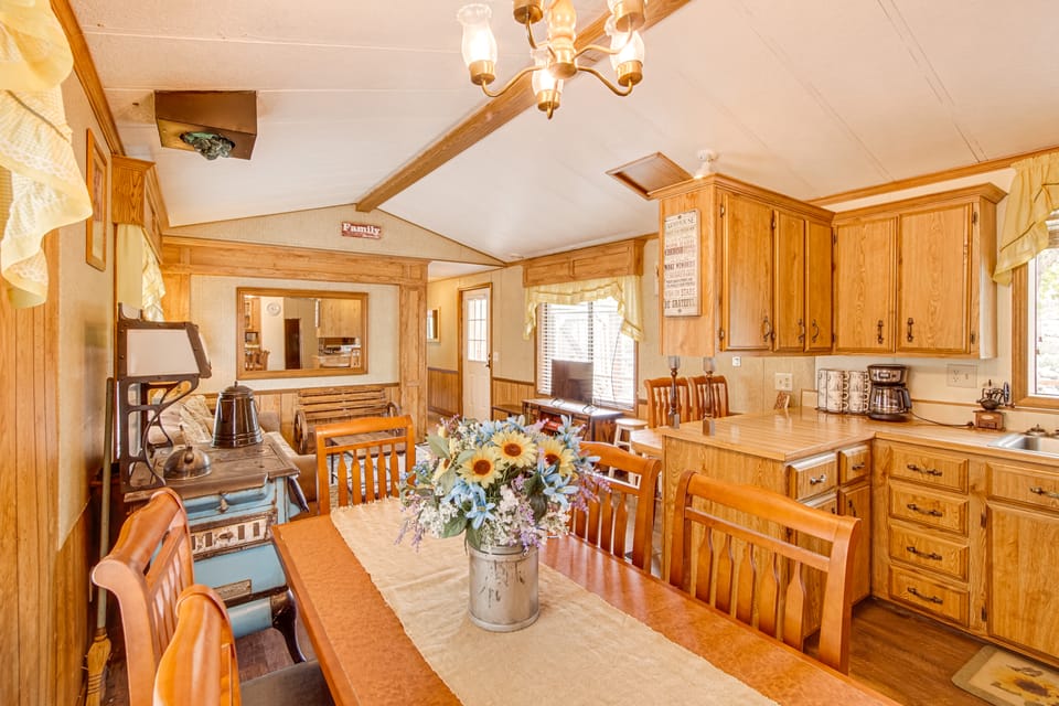 Creekside Cabin w/ Deck & Views in Panguitch! House in Utah